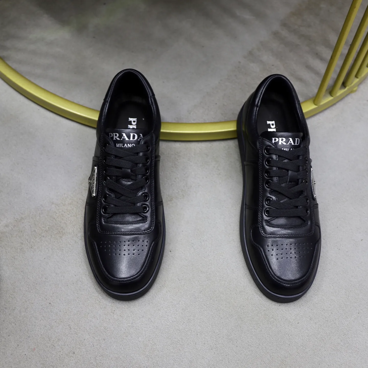 Factory price: 600💰Top original order Brand: PRADA (Prada) Standard code: Men's size 38/44 (45 can be customized) Grade: Same as the official website Material: Original cowhide surface splicing, cowhide lining, original wear-resistant soft outsole Style category: casual sports shoes, young fashion, European and American trends, British style Color: actual picture color